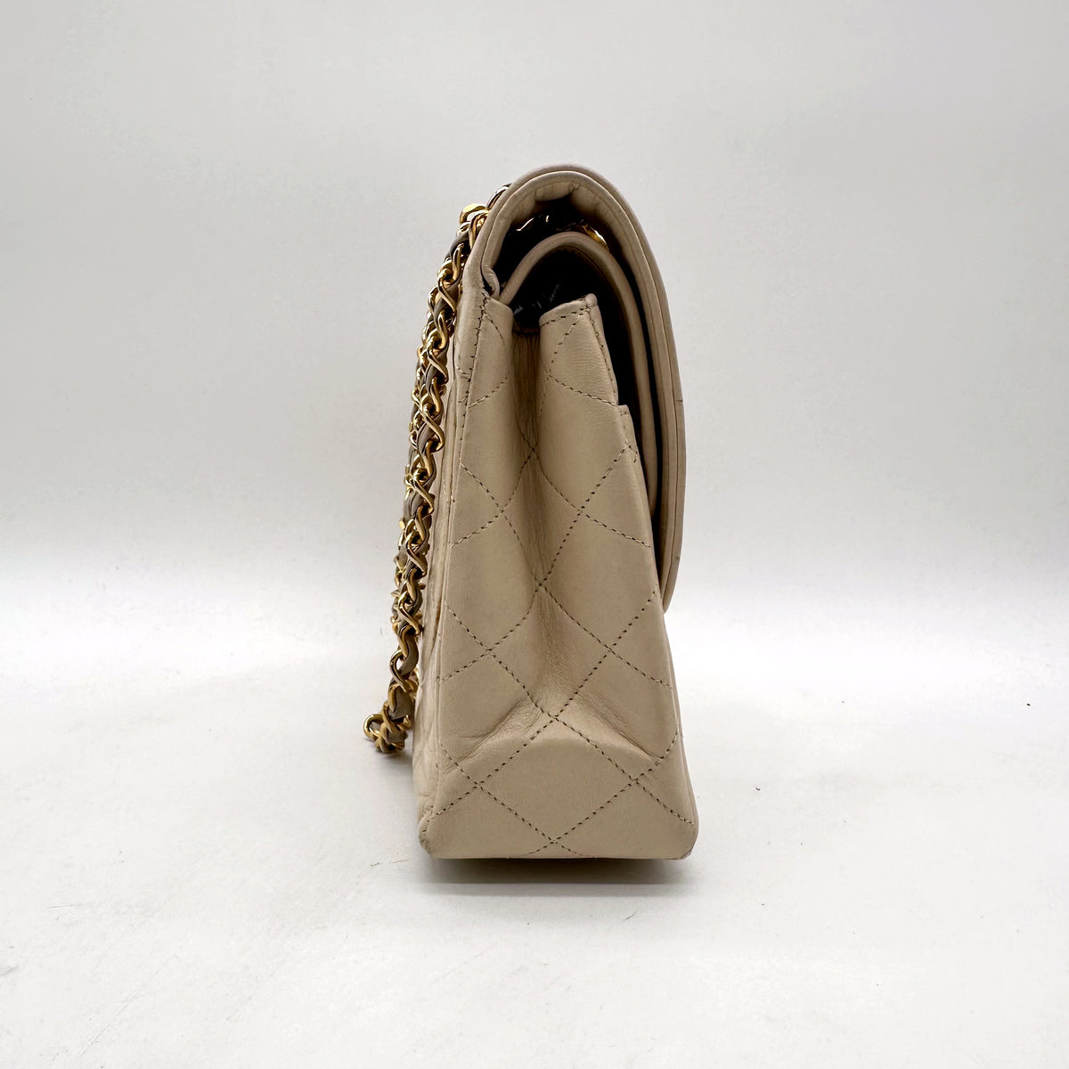 Chanel Diana Cuir d'agneau Beige - profil, épaisseur du sac