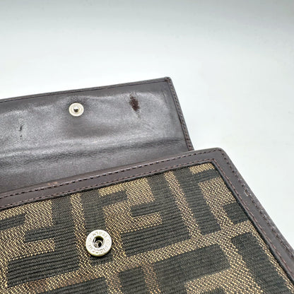Fendi Porte-monnaie Toile Zucca - détail de l'intérieur du rabat et de la pression