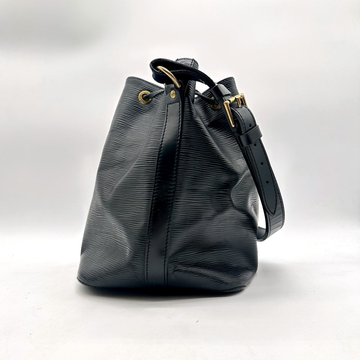 Louis Vuitton Petit Noé Cuir Épi Noir - profil opposé, hauteur du seau