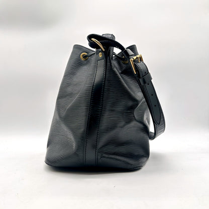 Louis Vuitton Petit Noé Cuir Épi Noir - profil opposé, hauteur du seau