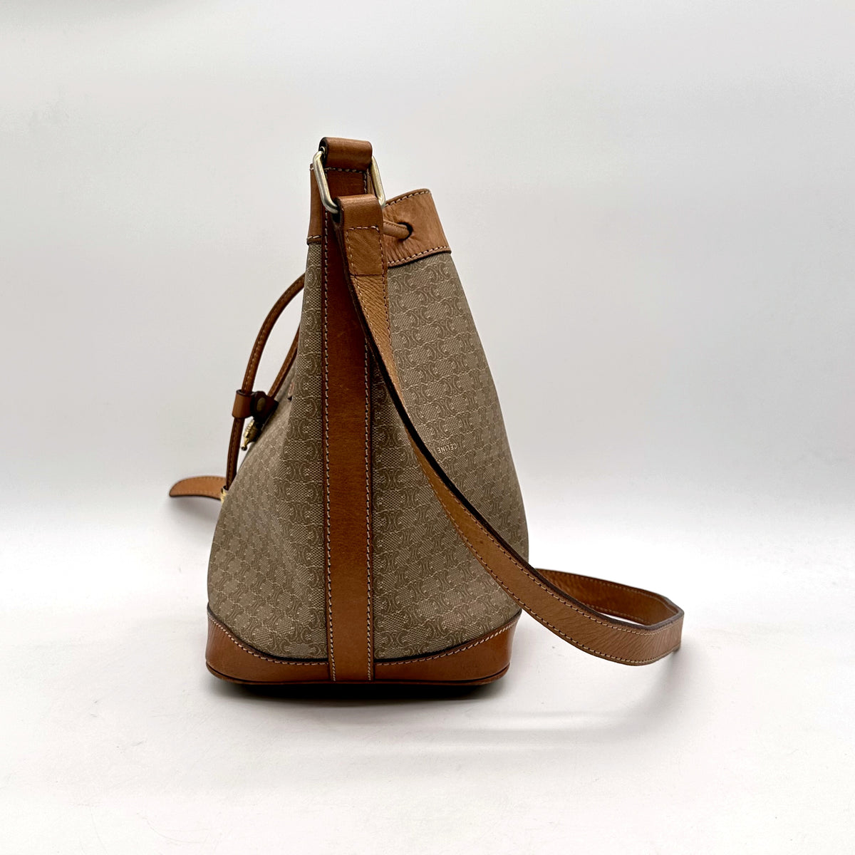 Céline Seau Toile Macadam Beige - profil opposé, hauteur du seau