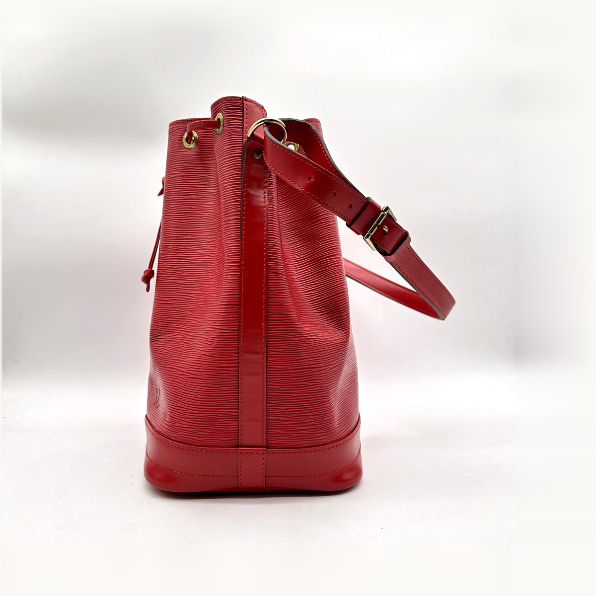 Louis Vuitton Noé Cuir Épi Rouge - profil opposé, hauteur du seau