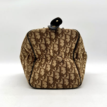 Dior Boston Toile Trotter Beige - vue de l'autre bout du sac