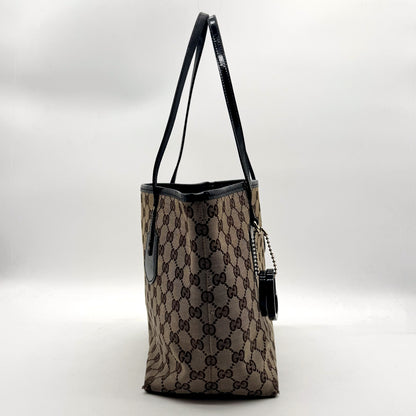 Gucci Tote Toile GG Beige et Cuir Verni Noir - profil opposé, breloque visible