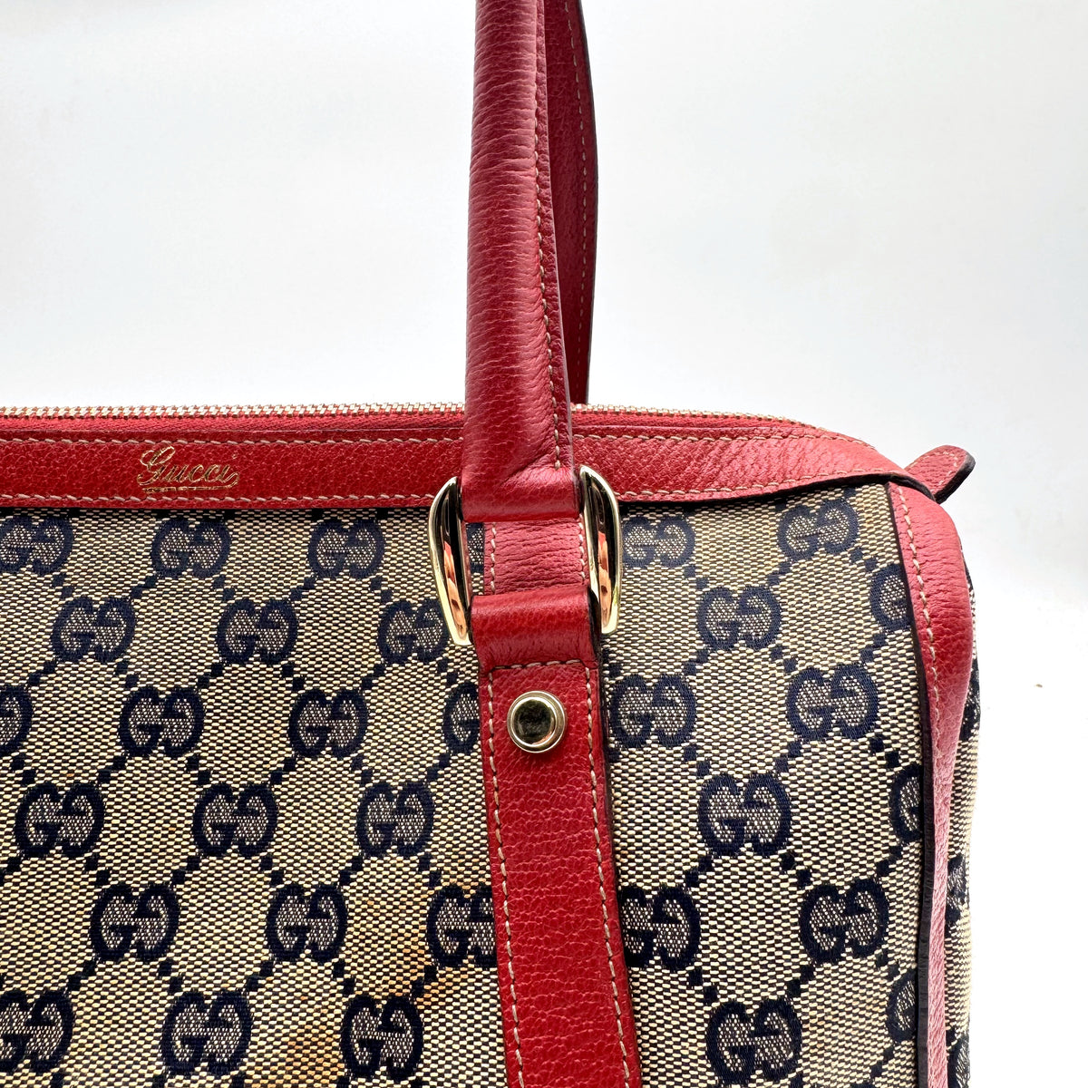 Gucci Boston Abbey Toile GG et Cuir Rouge - détail de la bande de cuir et de l'attache d'anse