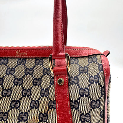 Gucci Boston Abbey Toile GG et Cuir Rouge - détail de la bande de cuir et de l'attache d'anse