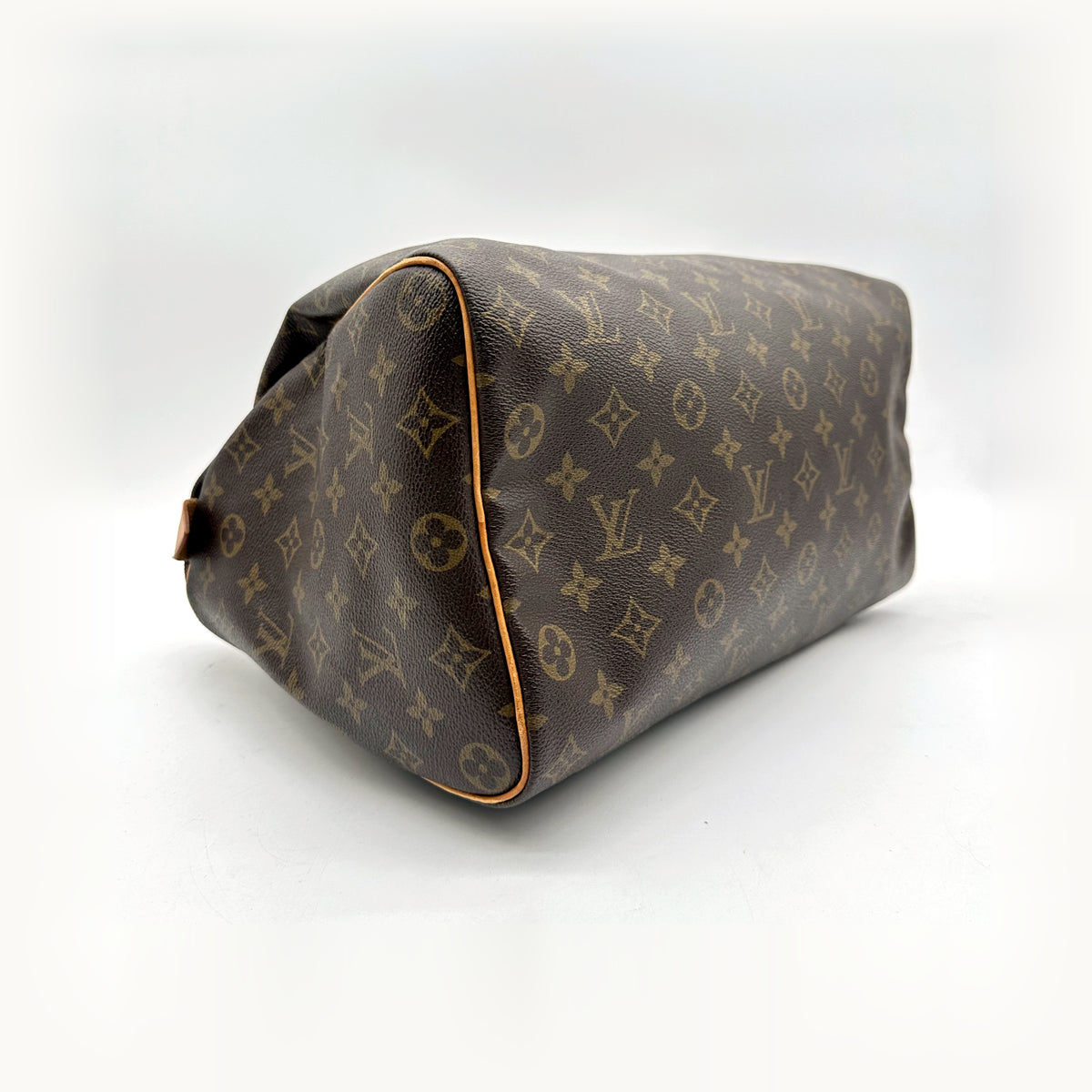 Louis Vuitton Speedy 35 Toile Monogram - vue du dessous en angle opposé