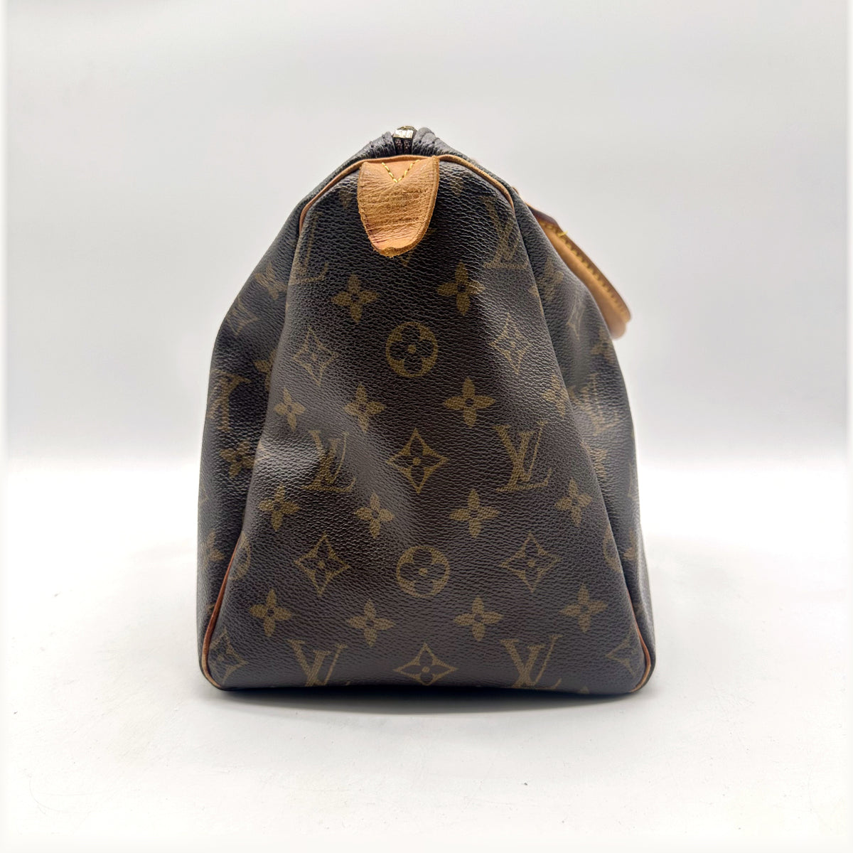 Louis Vuitton Speedy 30 Toile Monogram - côté avec patte en cuir naturel