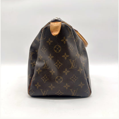 Louis Vuitton Speedy 30 Toile Monogram - côté avec patte en cuir naturel