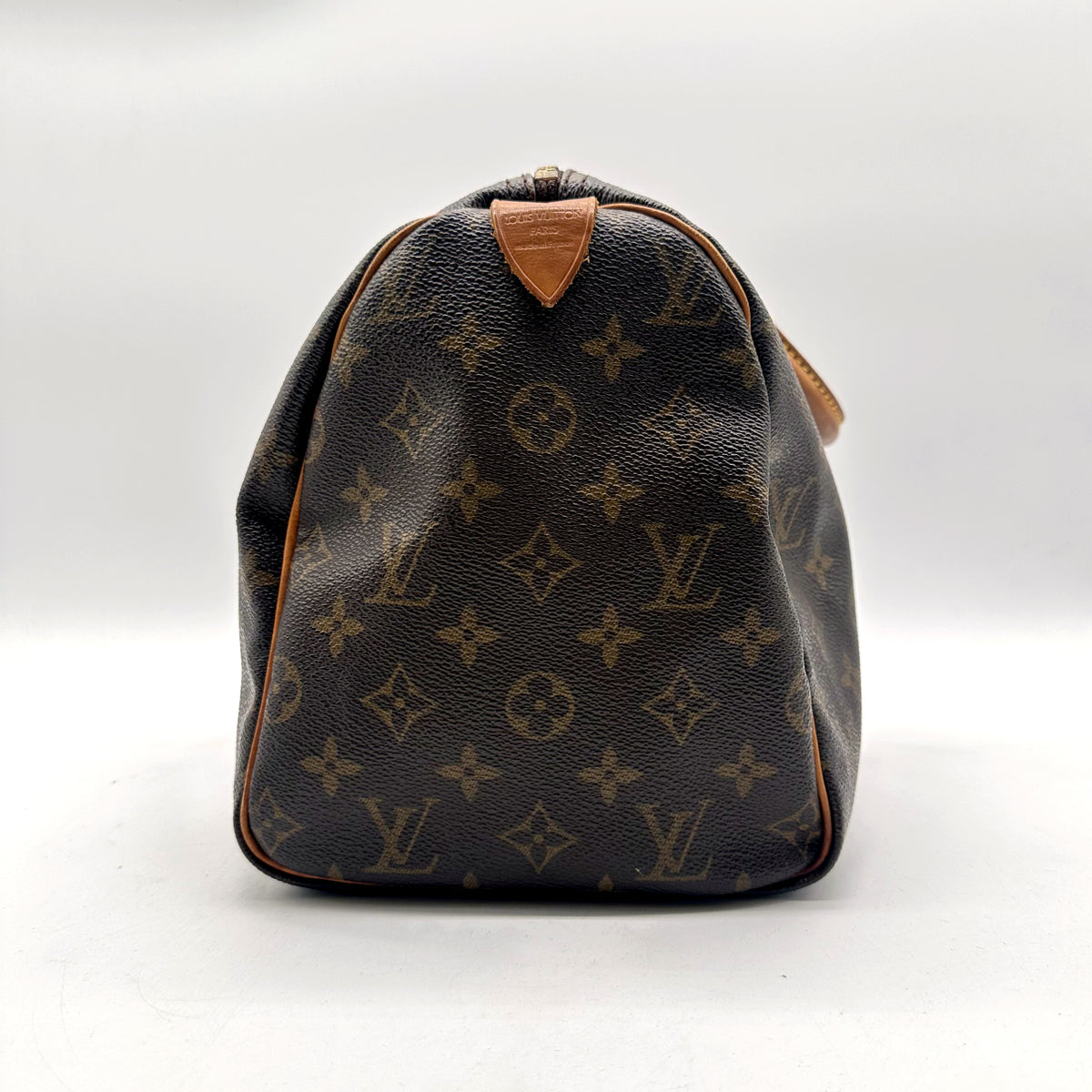 Louis Vuitton Speedy 30 Toile Monogram - côté avec patte en cuir naturel