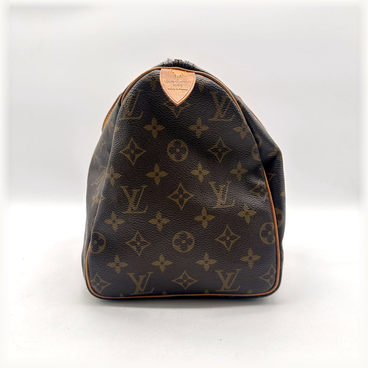 Louis Vuitton Speedy 30 Toile Monogram - côté avec patte en cuir naturel