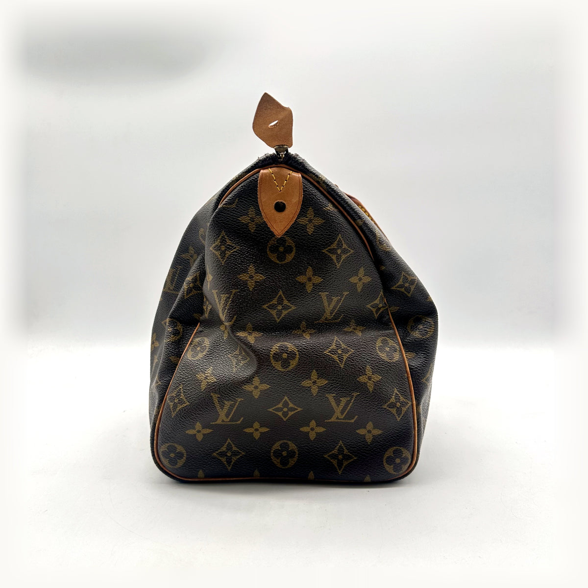 Louis Vuitton Speedy 35 Toile Monogram - côté avec patte en cuir naturel
