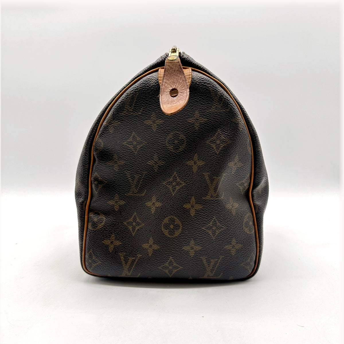 Louis Vuitton Speedy 30 Toile Monogram - côté avec patte en cuir naturel