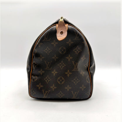 Louis Vuitton Speedy 30 Toile Monogram - côté avec patte en cuir naturel