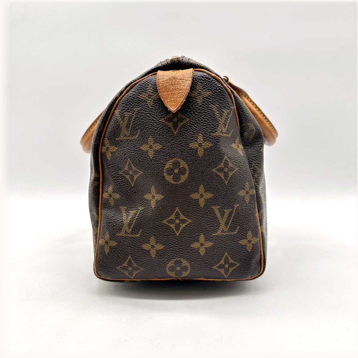 Louis Vuitton Speedy 30 Toile Monogram - côté avec patte en cuir naturel