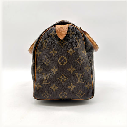Louis Vuitton Speedy 30 Toile Monogram - côté avec patte en cuir naturel