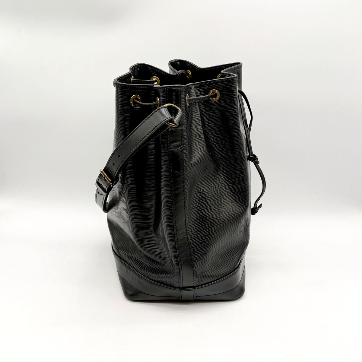 Louis Vuitton Noé Cuir Épi Noir - profil et bandoulière réglable