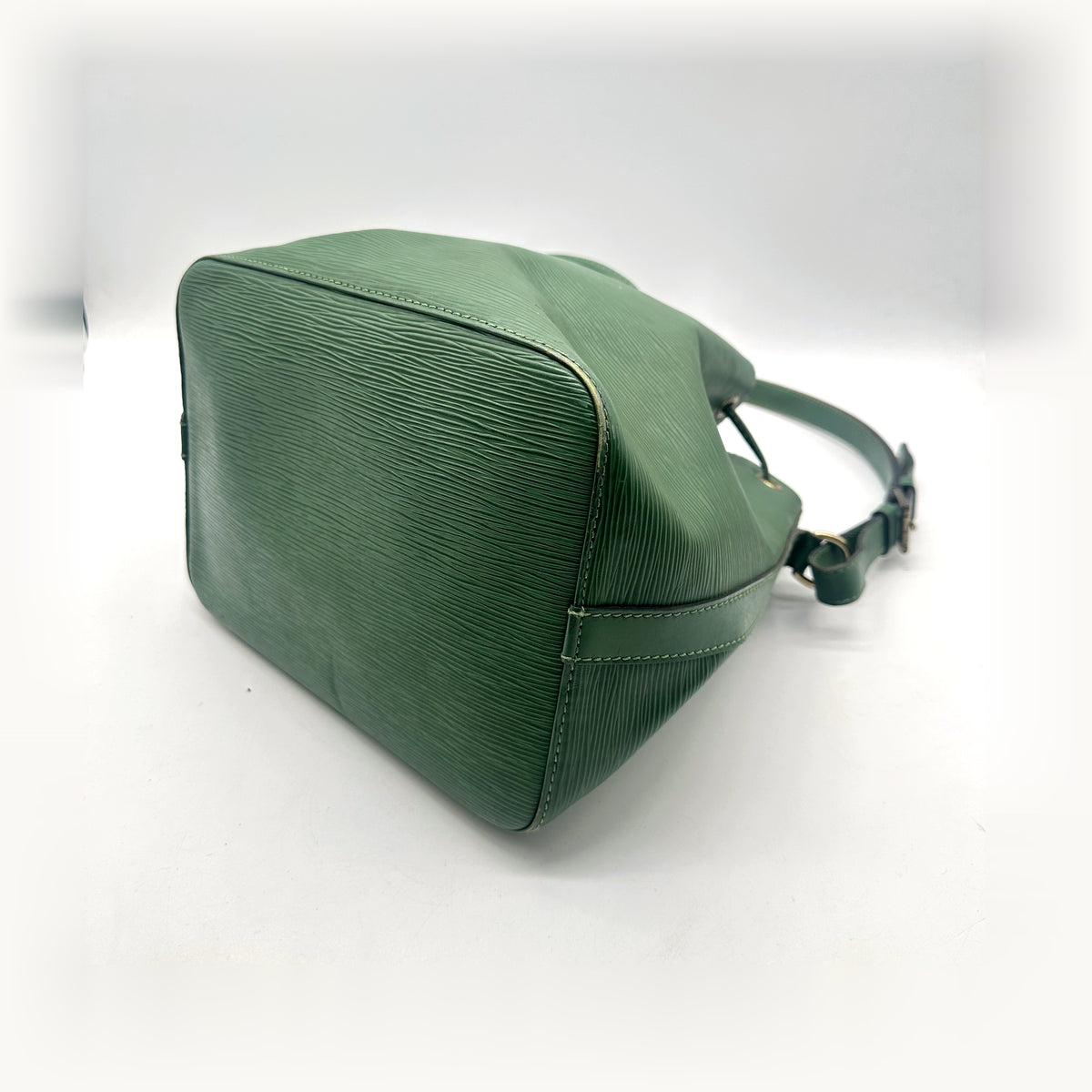Louis Vuitton Petit Noé Cuir Épi Vert - vue en angle, base du sac