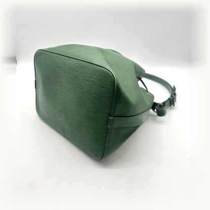 Louis Vuitton Petit Noé Cuir Épi Vert - vue en angle, base du sac