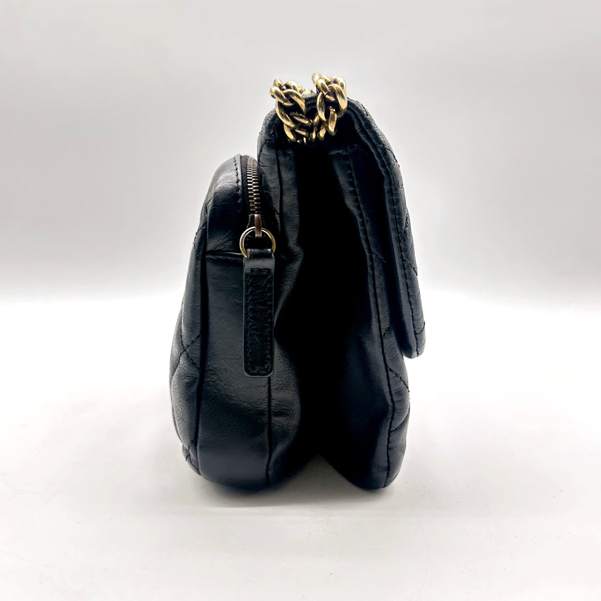 Chanel Double Chaîne Cuir Matelassé Noir - profil opposé, chaîne relevée