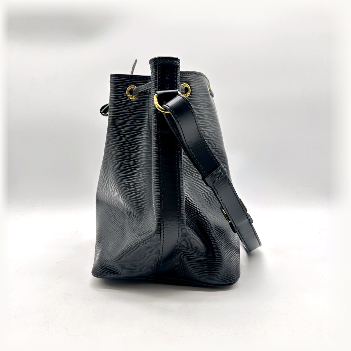 Louis Vuitton Petit Noé Cuir Épi Noir - profil opposé, flanc du seau