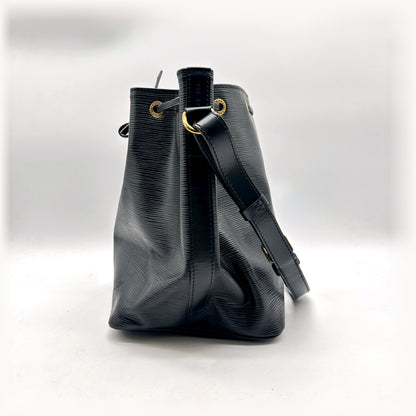 Louis Vuitton Petit Noé Cuir Épi Noir - profil opposé, flanc du seau