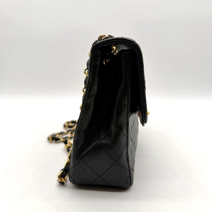 Chanel Mini Square Single Flap Cuir d'agneau Noir - profil opposé et attache de chaîne