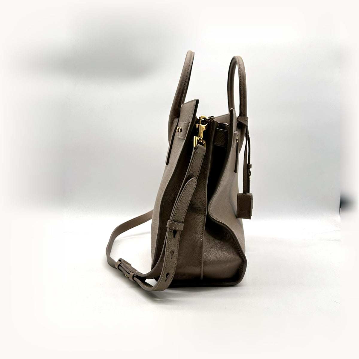Saint Laurent Bandoulière Cuir Grainé Taupe - profil opposé, bandoulière attachée