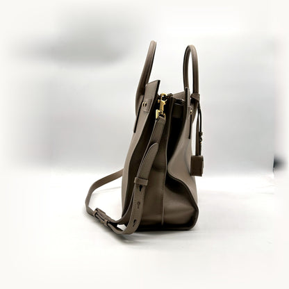 Saint Laurent Bandoulière Cuir Grainé Taupe - profil opposé, bandoulière attachée