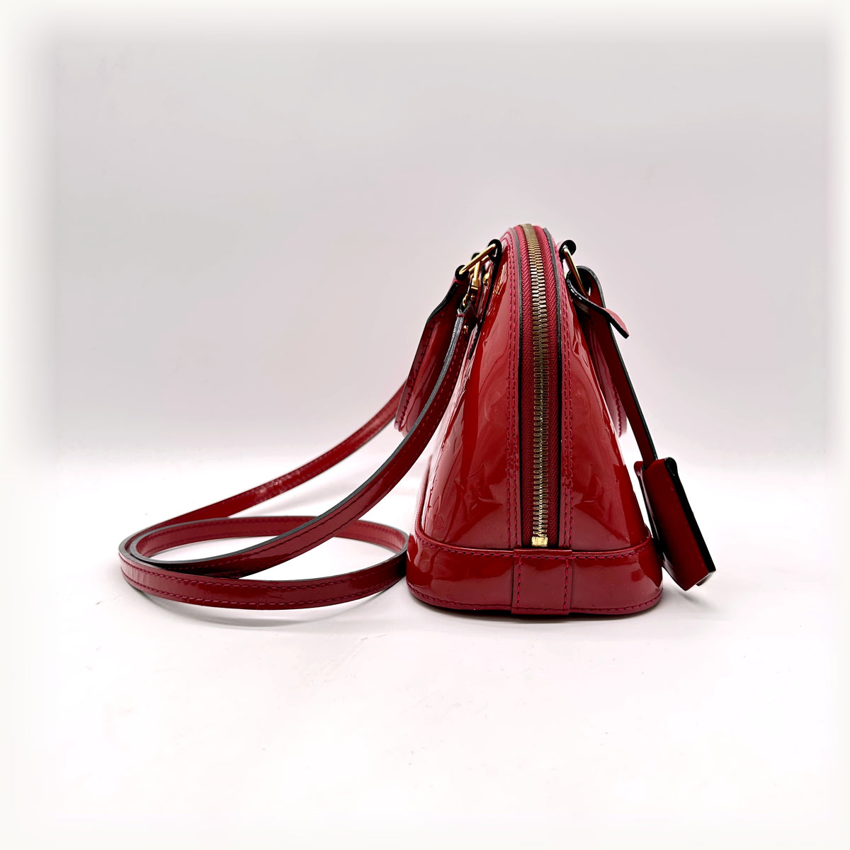 Louis Vuitton Alma BB Cuir Vernis Rouge - profil opposé, bandoulière déployée