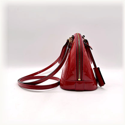 Louis Vuitton Alma BB Cuir Vernis Rouge - profil opposé, bandoulière déployée