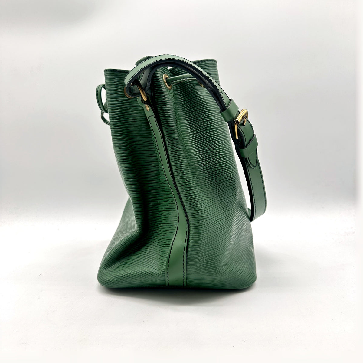 Louis Vuitton Petit Noé Cuir Épi Vert - profil opposé, boucle de réglage