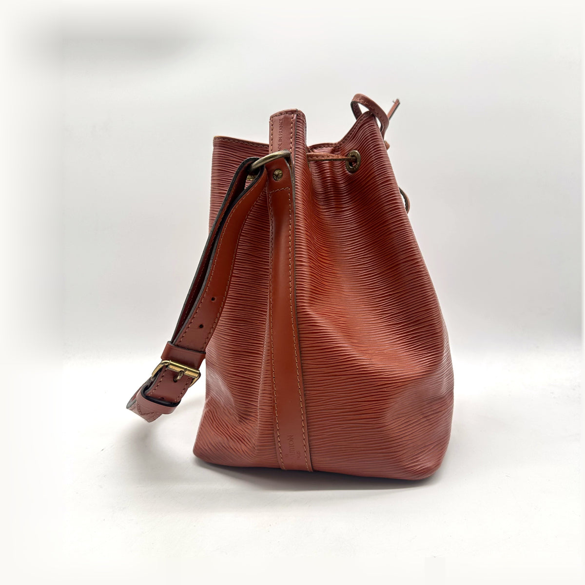 Louis Vuitton Noé Cuir Épi Marron - profil opposé, boucle de réglage