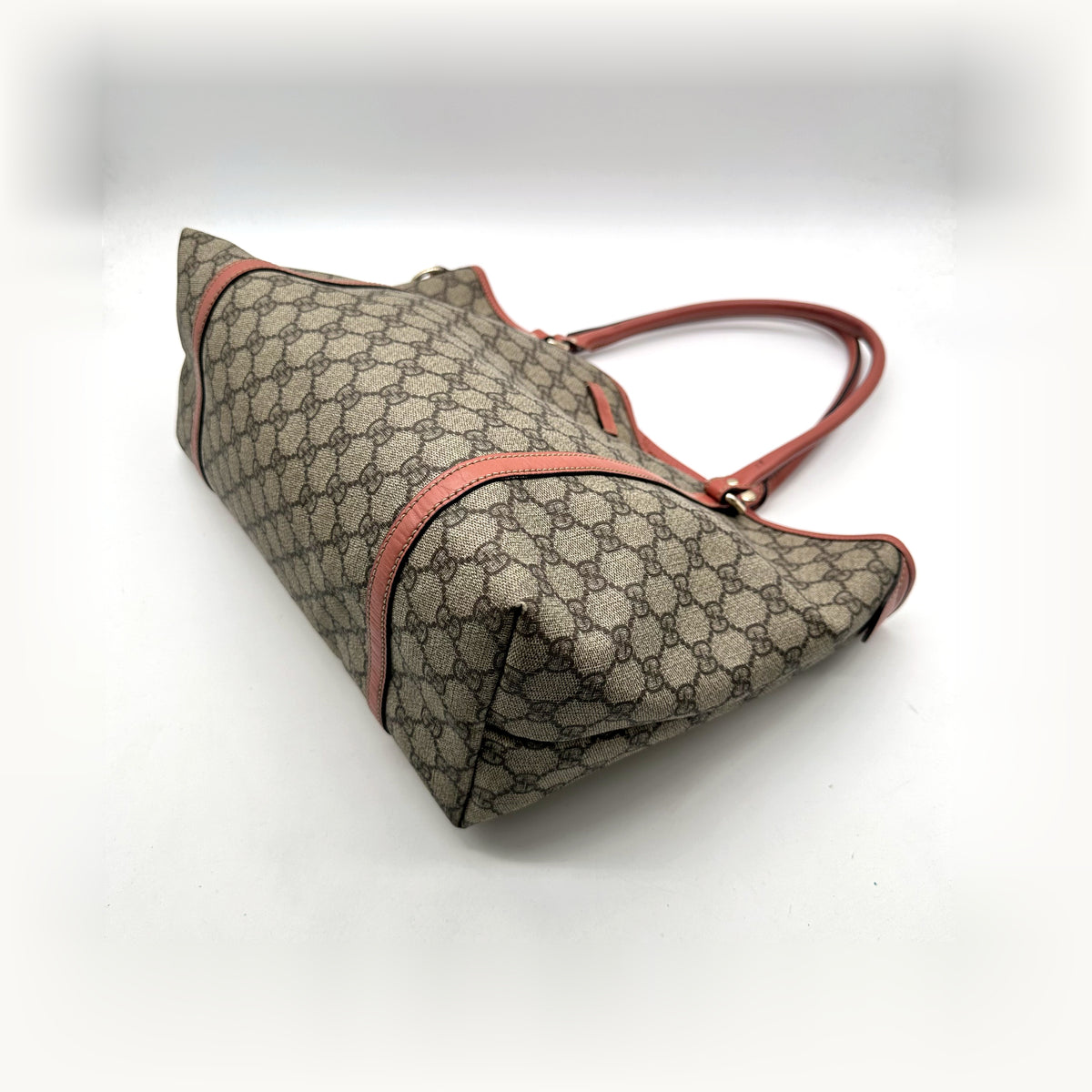 Gucci Tote Toile GG Beige et Cuir Corail - vue en angle, base du sac