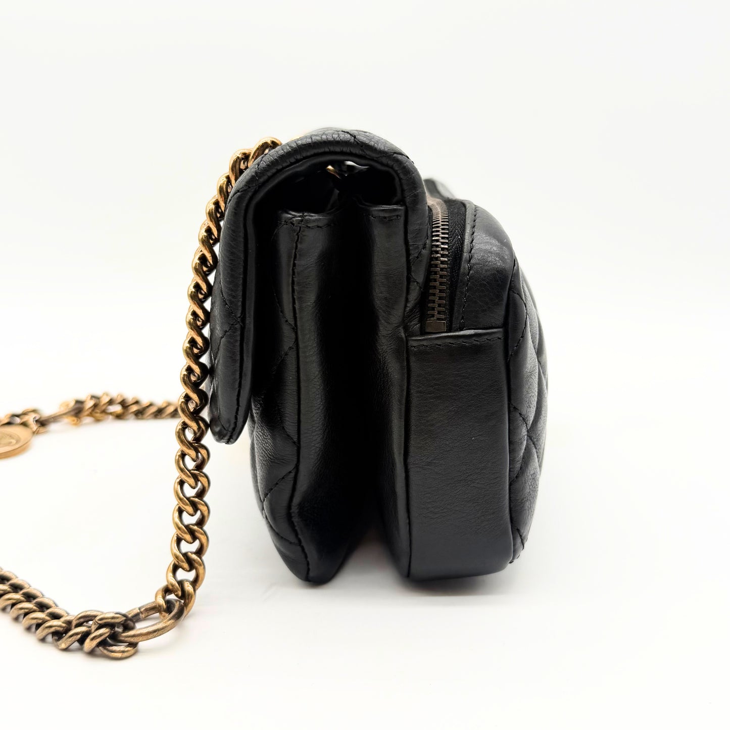 Chanel Sac à rabat matelassé cuir d'agneau - profil gauche et zip latéral