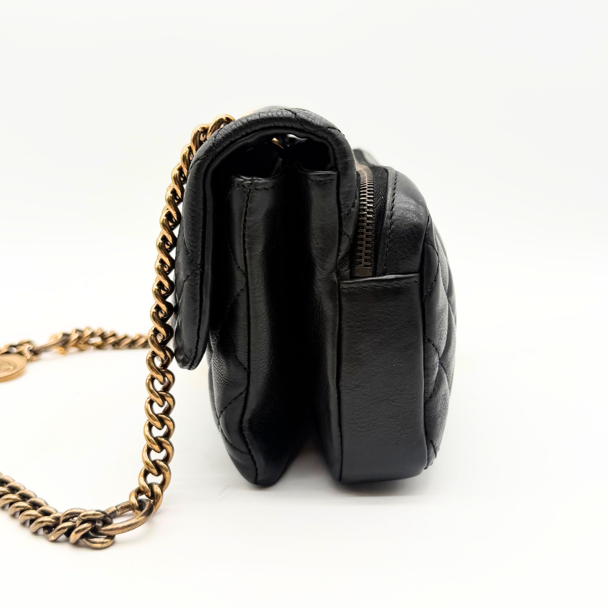 Chanel Sac à rabat matelassé cuir d'agneau - profil gauche et zip latéral
