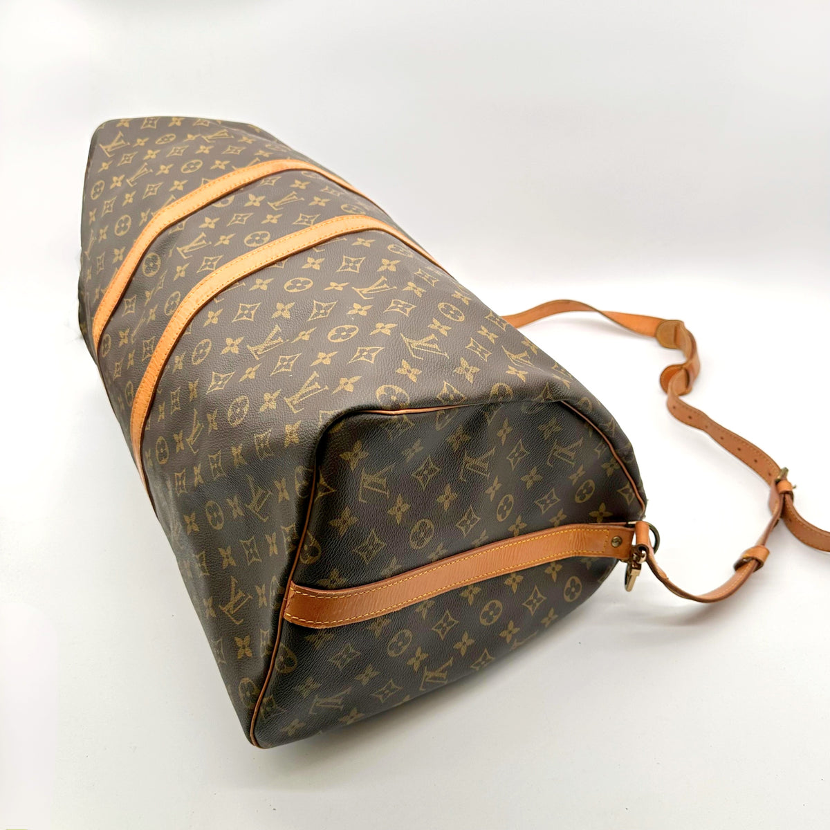 Louis Vuitton Keepall Bandoulière 55 Toile Monogram - vue du dessous en angle, bandoulière déployée