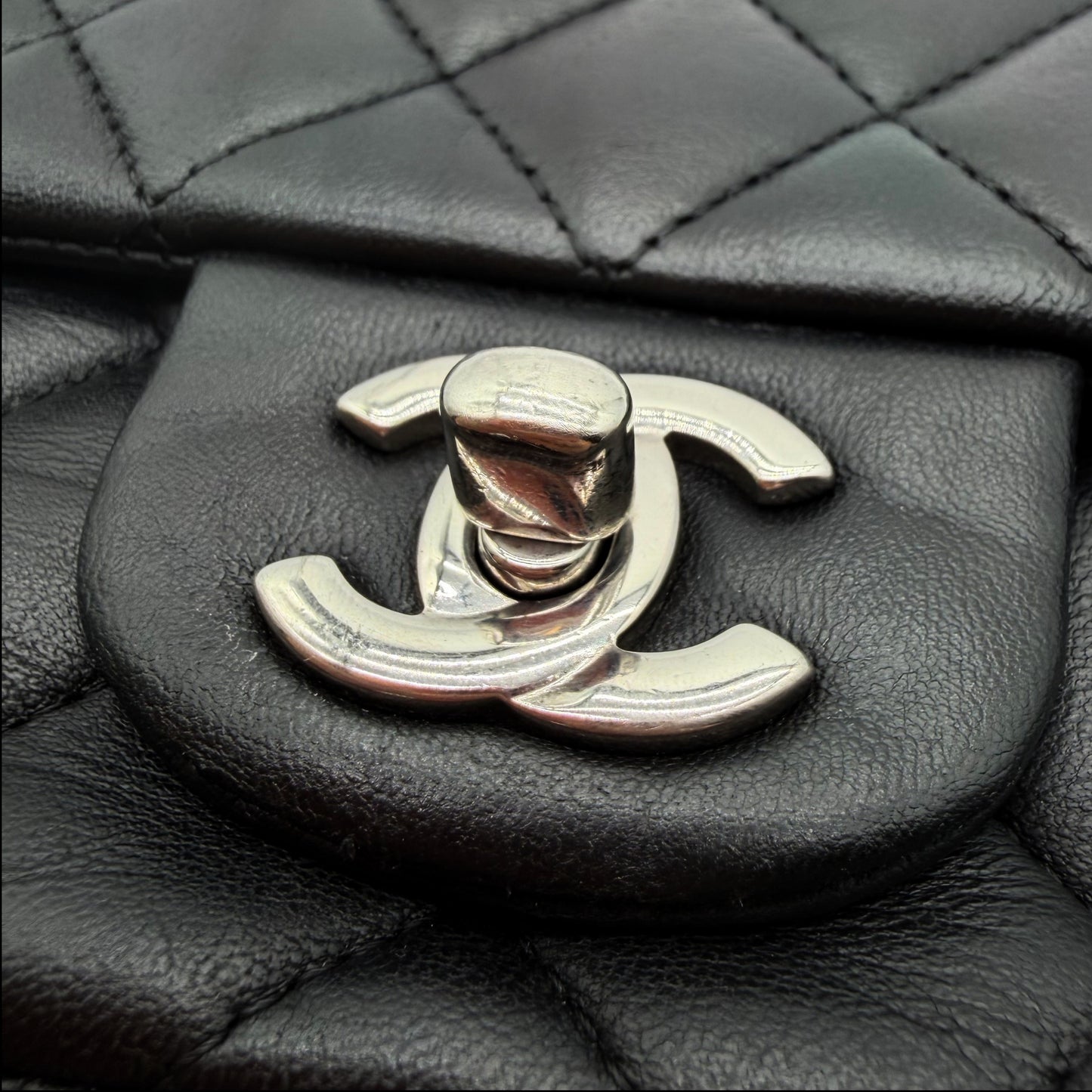 Chanel Mini Timeless carre 17 cuir agneau noir - fermoir CC tourniquet argente