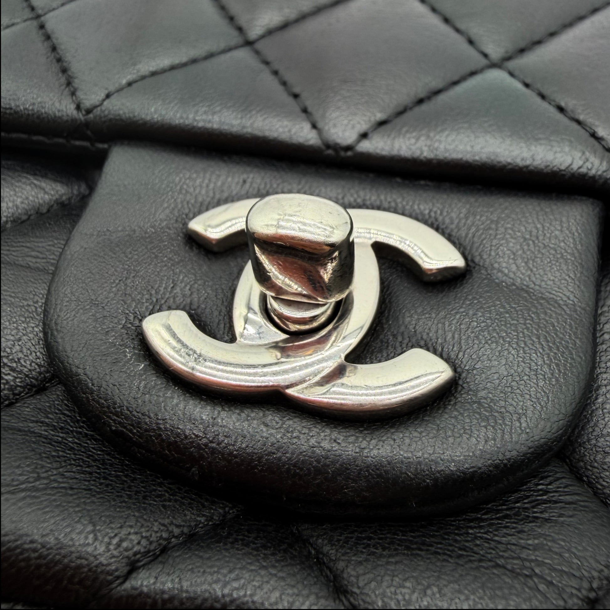 Chanel Mini Timeless carre 17 cuir agneau noir - fermoir CC tourniquet argente