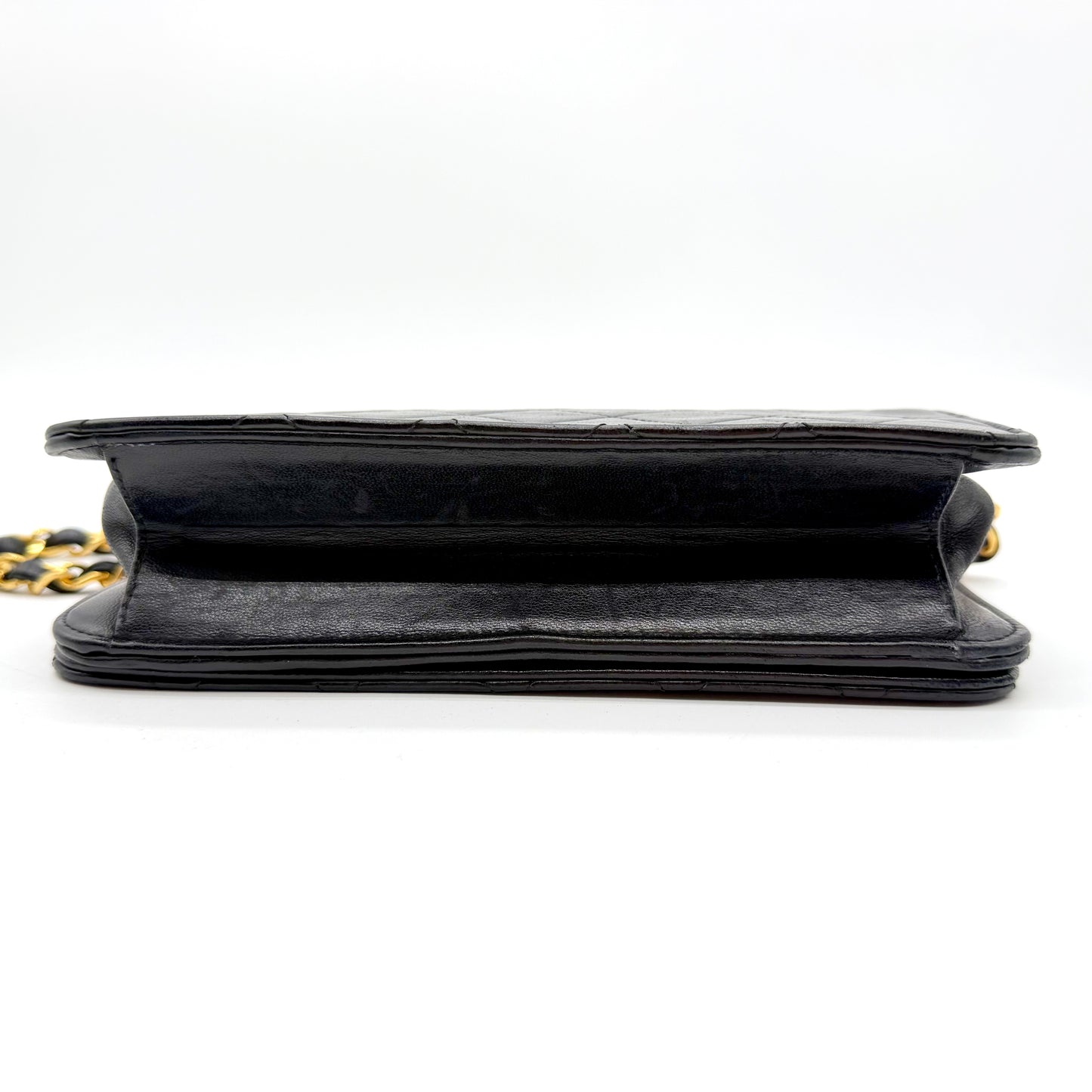 Chanel Wallet on Chain cuir d'agneau matelassé noir - vue de dessus, tranche supérieure