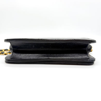 Chanel Wallet on Chain cuir d'agneau matelassé noir - vue de dessus, tranche supérieure