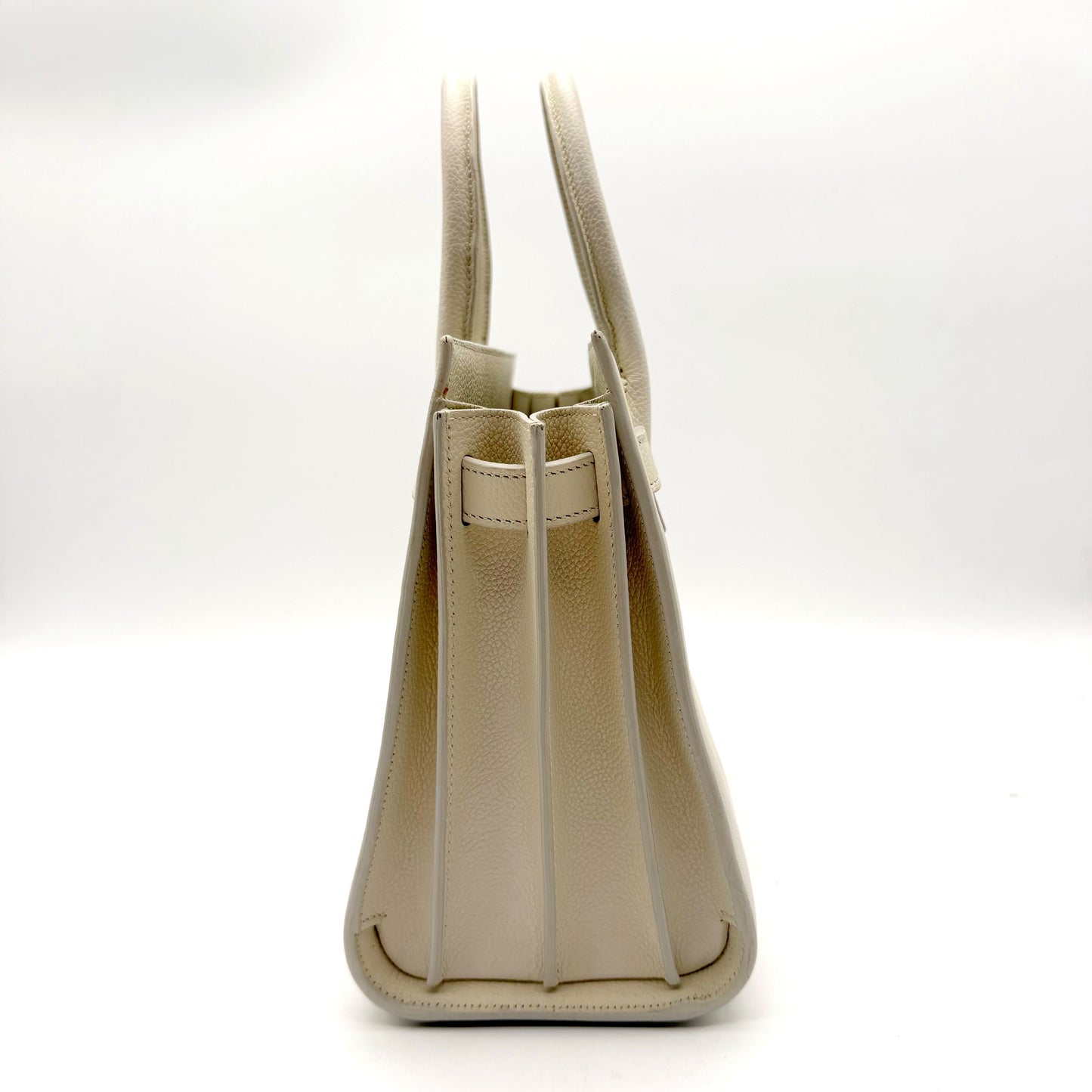 Saint Laurent Sac de Jour Baby cuir grainé blanc cassé - vue de côté gauche, soufflets déployés
