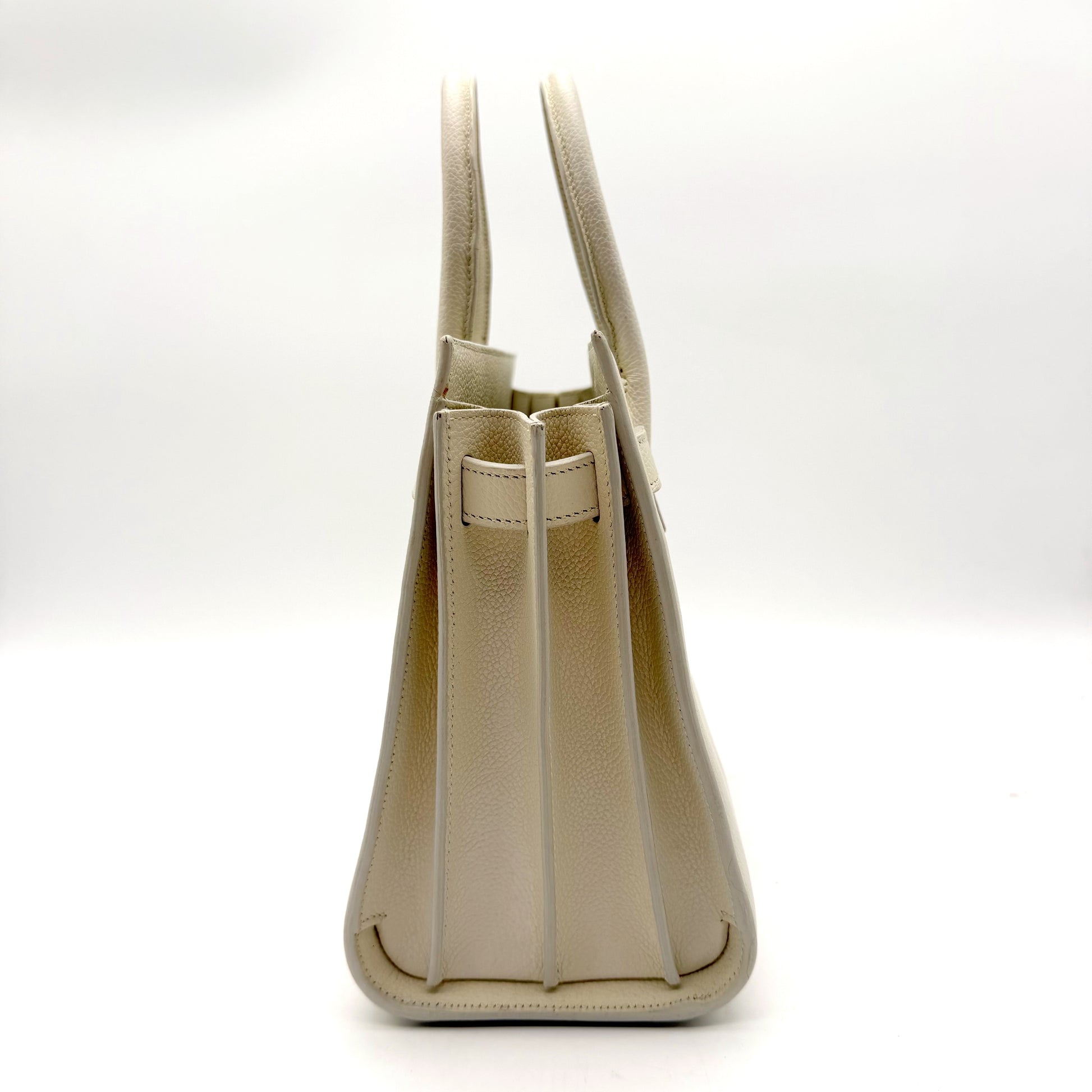 Saint Laurent Sac de Jour Baby cuir grainé blanc cassé - vue de côté gauche, soufflets déployés