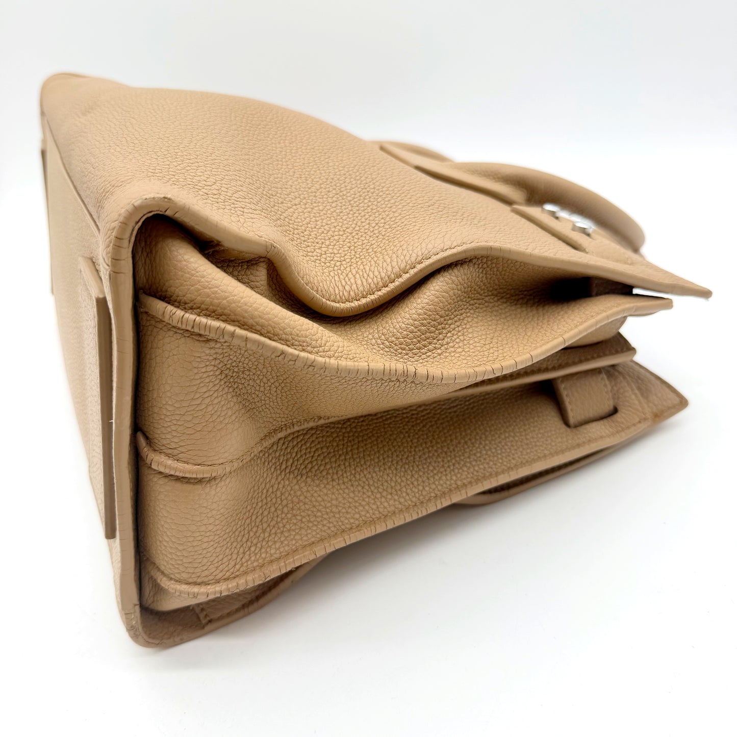Saint Laurent Sac de Jour cuir grainé beige - vue de dessus, ouverture zippée