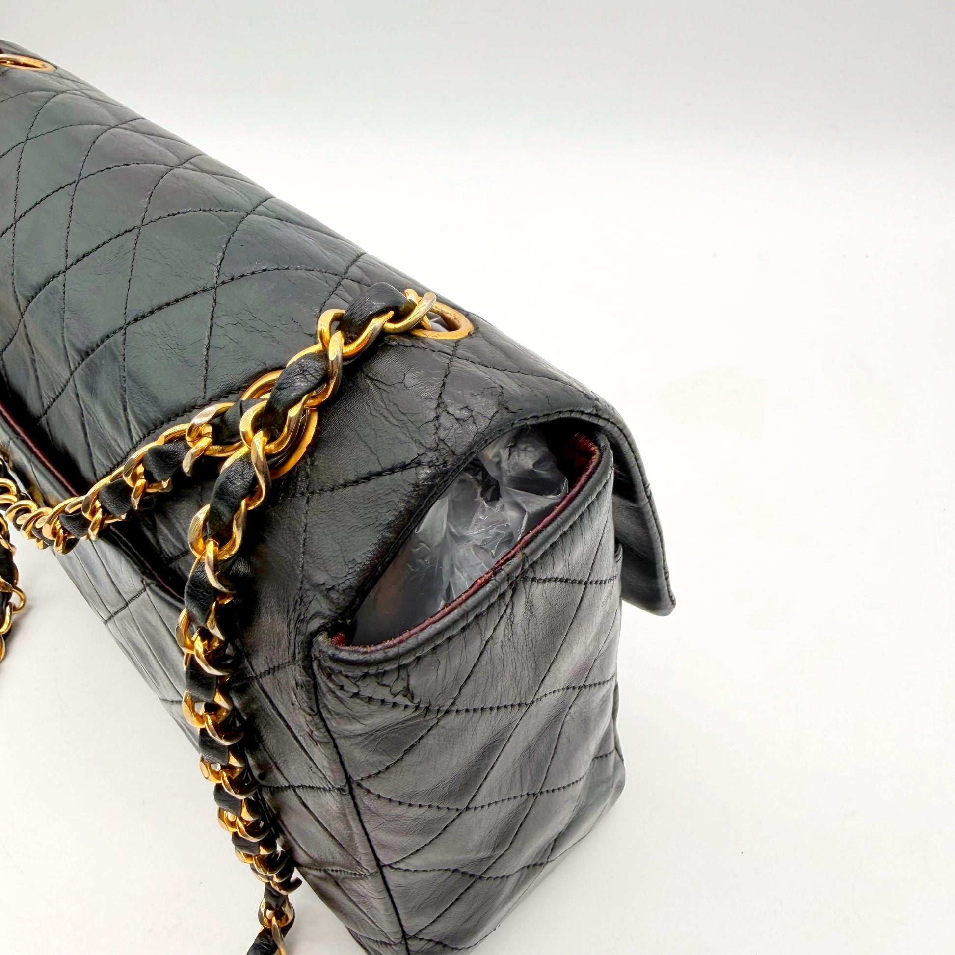 Chanel Single Flap - vue plongeante sur le haut du sac et l'attache de chaîne