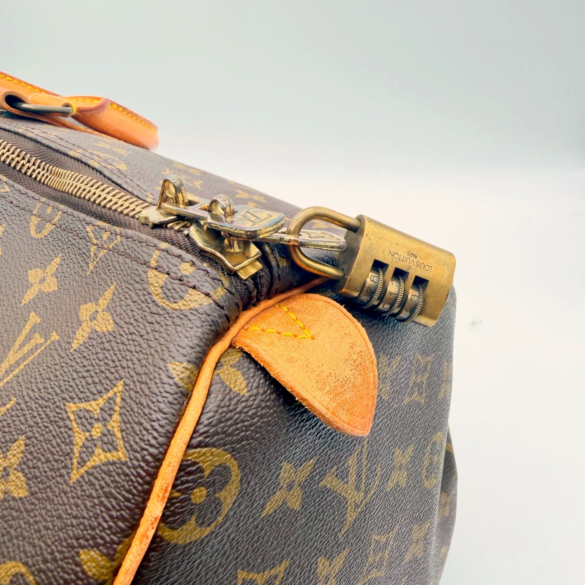 Louis Vuitton Keepall 50 toile Monogram - detail de la fermeture eclair et du cadenas