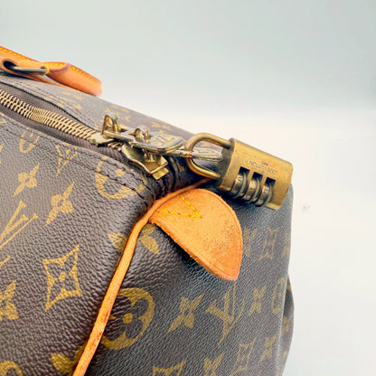 Louis Vuitton Keepall 50 toile Monogram - detail de la fermeture eclair et du cadenas