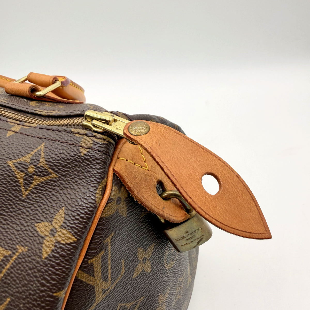 Louis Vuitton Speedy 30 toile Monogram - gros plan du zip, de la patte latérale et du cadenas