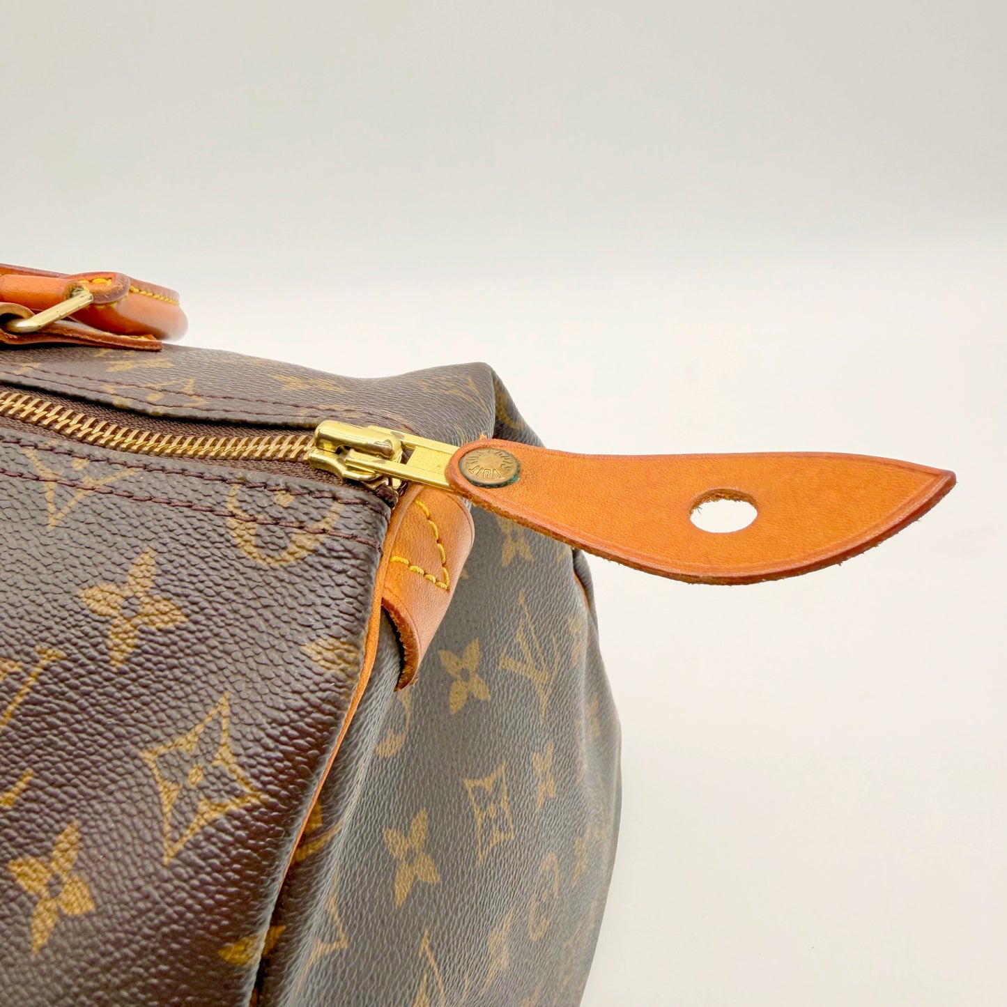 Louis Vuitton Speedy 35 – détail tirette zip et cuir vachetta