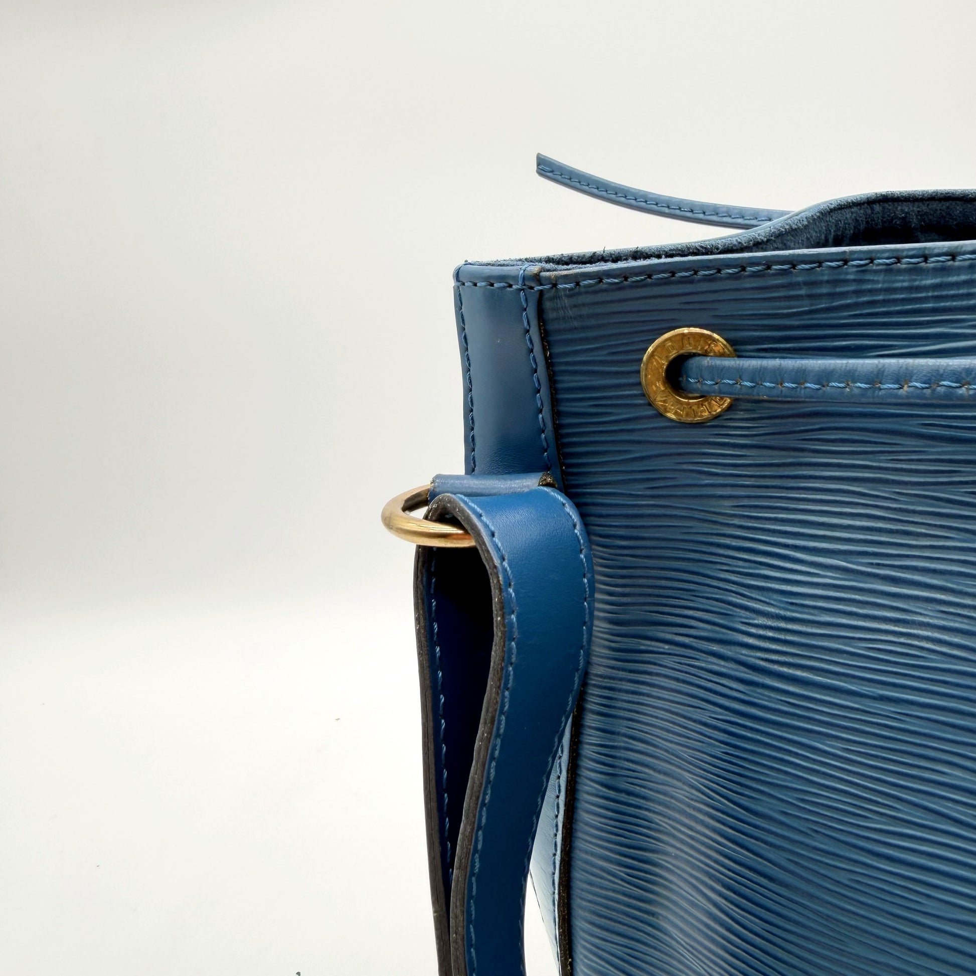 Louis Vuitton Petit Noé cuir Épi bleu - haut du sac, œillet doré et attache